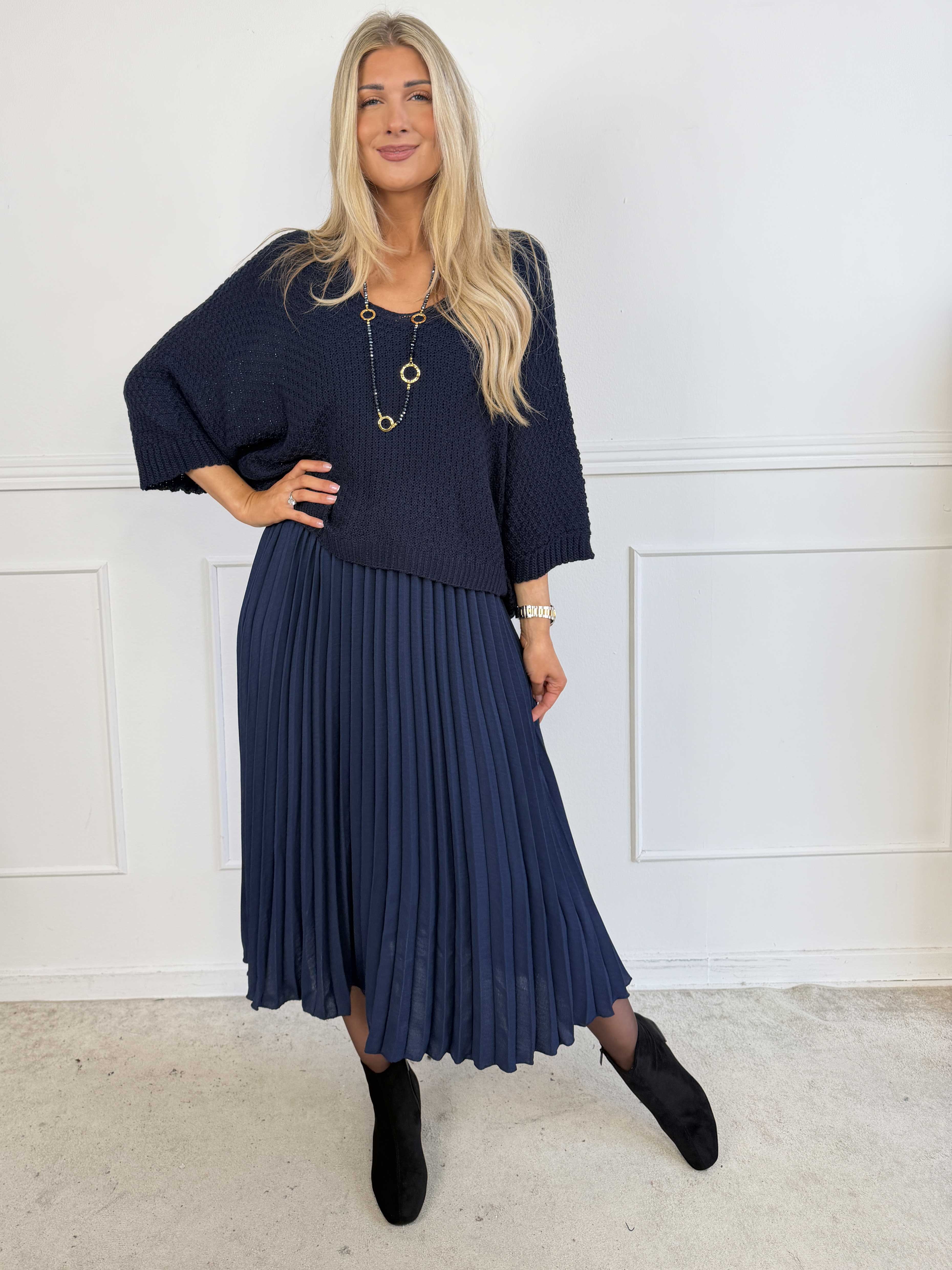 Nanna - Todelt plus size kjole i viskose med plisseret underdel og matchende strikbluse